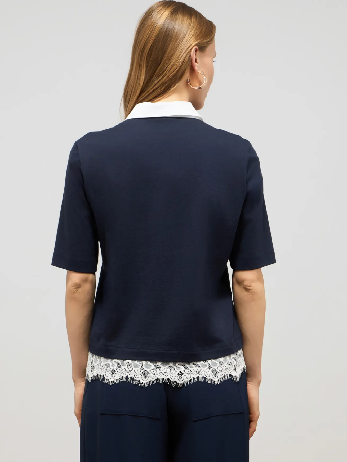 T-shirt polo con ricamo e pizzo