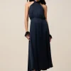 Vestito lungo in raso con spilla a fiore