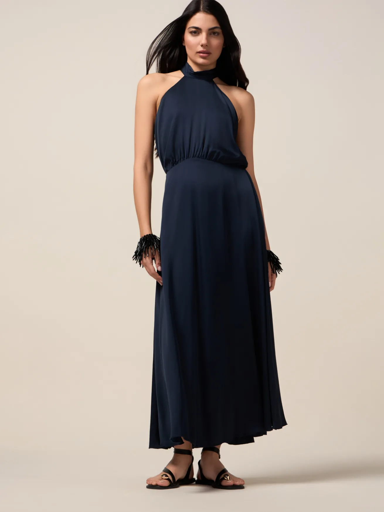 Vestito lungo in raso con spilla a fiore