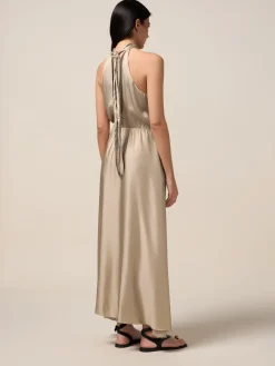 Vestito lungo in raso con spilla a fiore