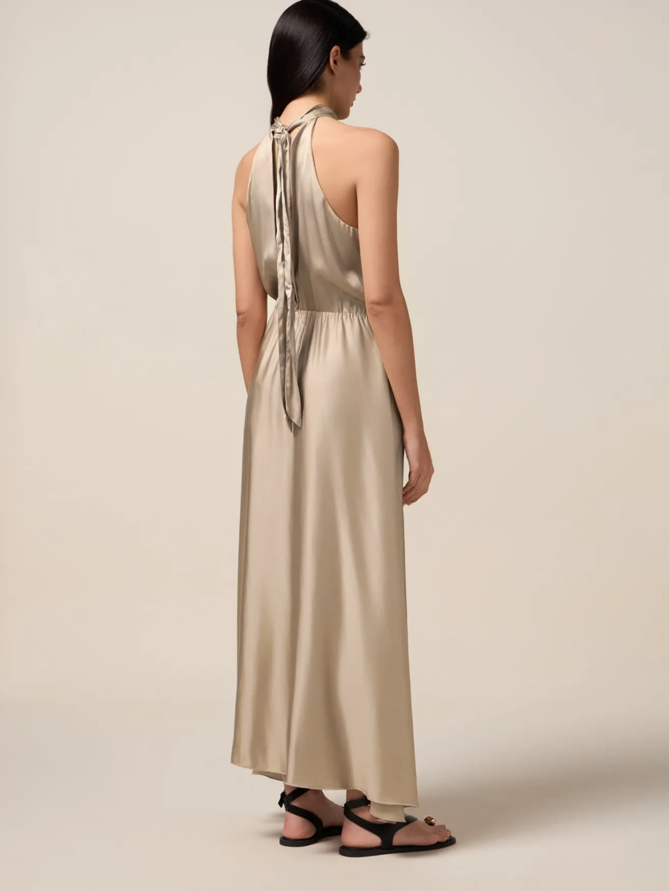 Vestito lungo in raso con spilla a fiore