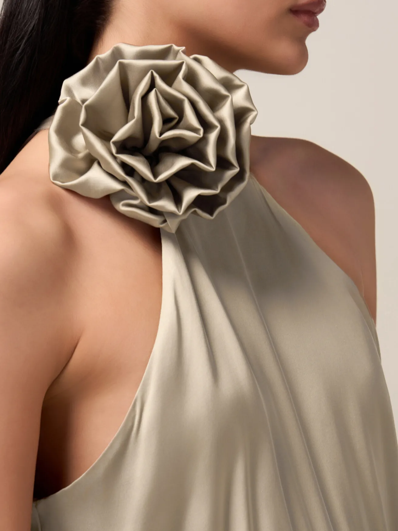 Vestito lungo in raso con spilla a fiore