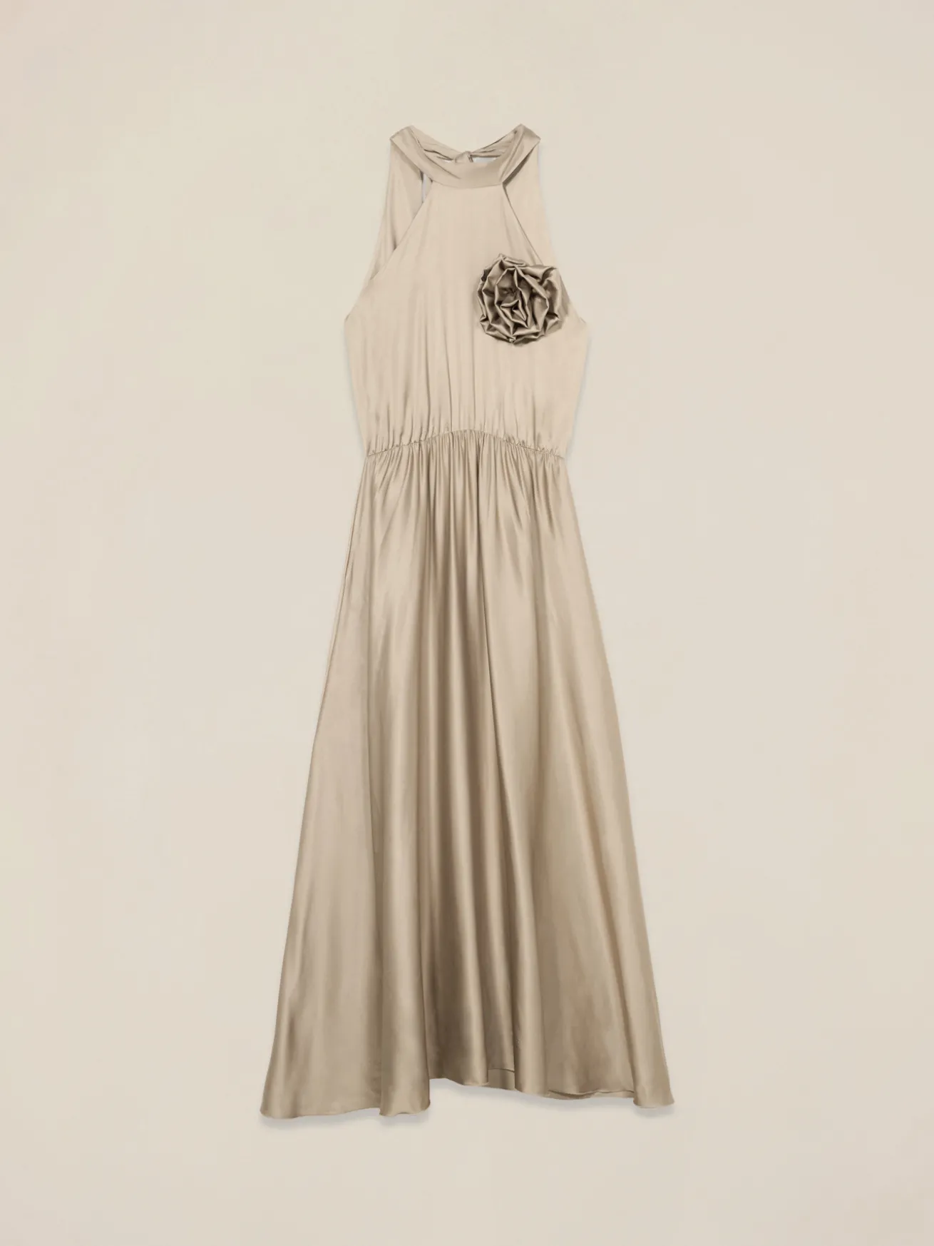 Vestito lungo in raso con spilla a fiore
