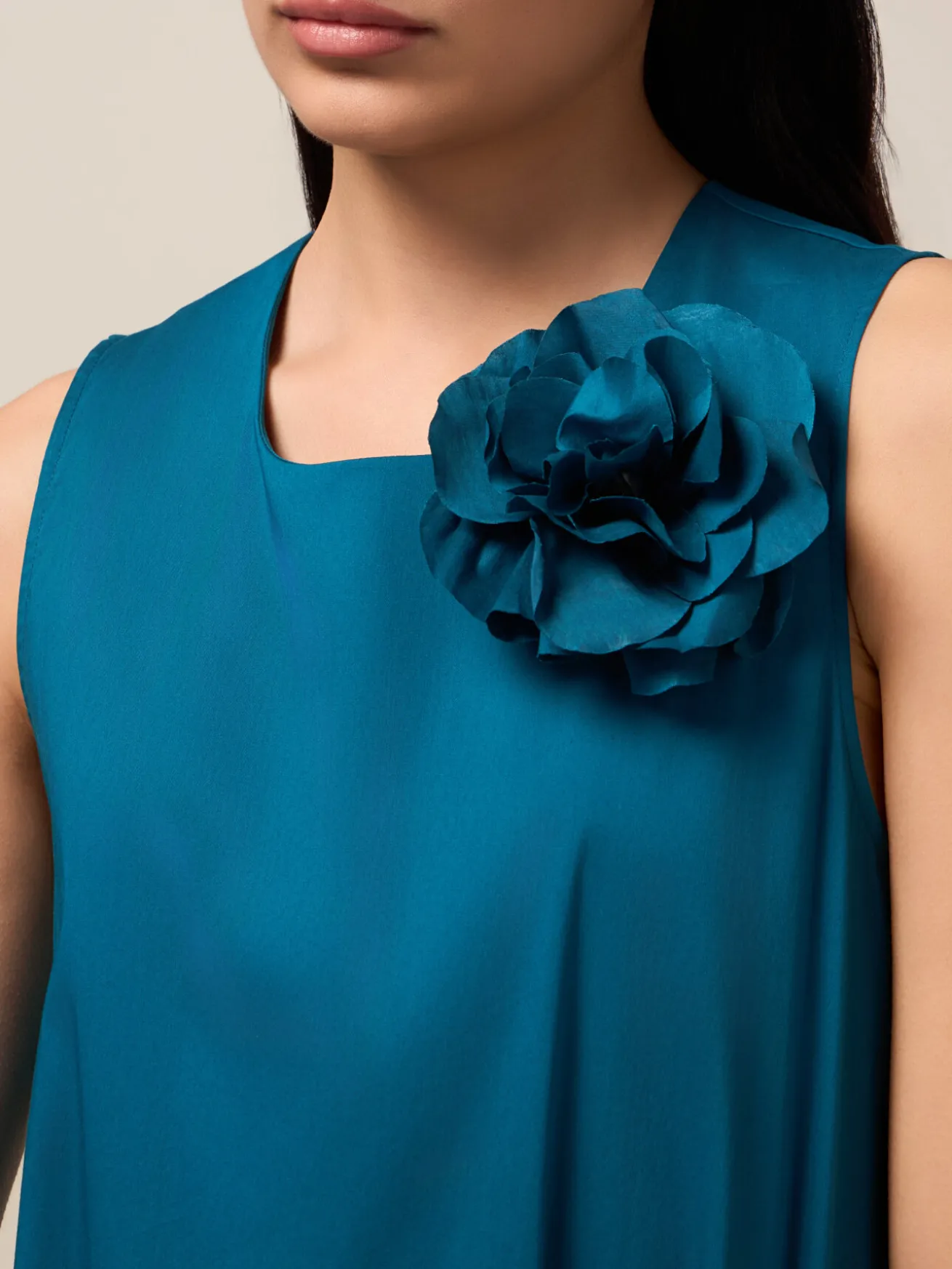 Vestito midi in popeline con spilla